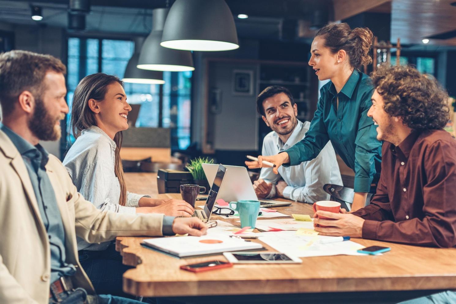 Professionisti al lavoro su script creativi