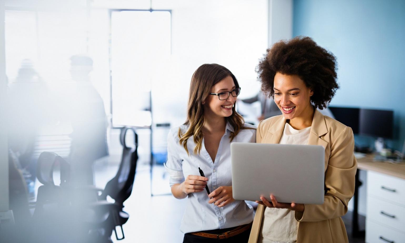 Workspace organizzato per creazione contenuti
